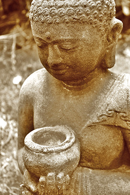 Buddha-Figur-haelt-Steinschale-in-Haenden